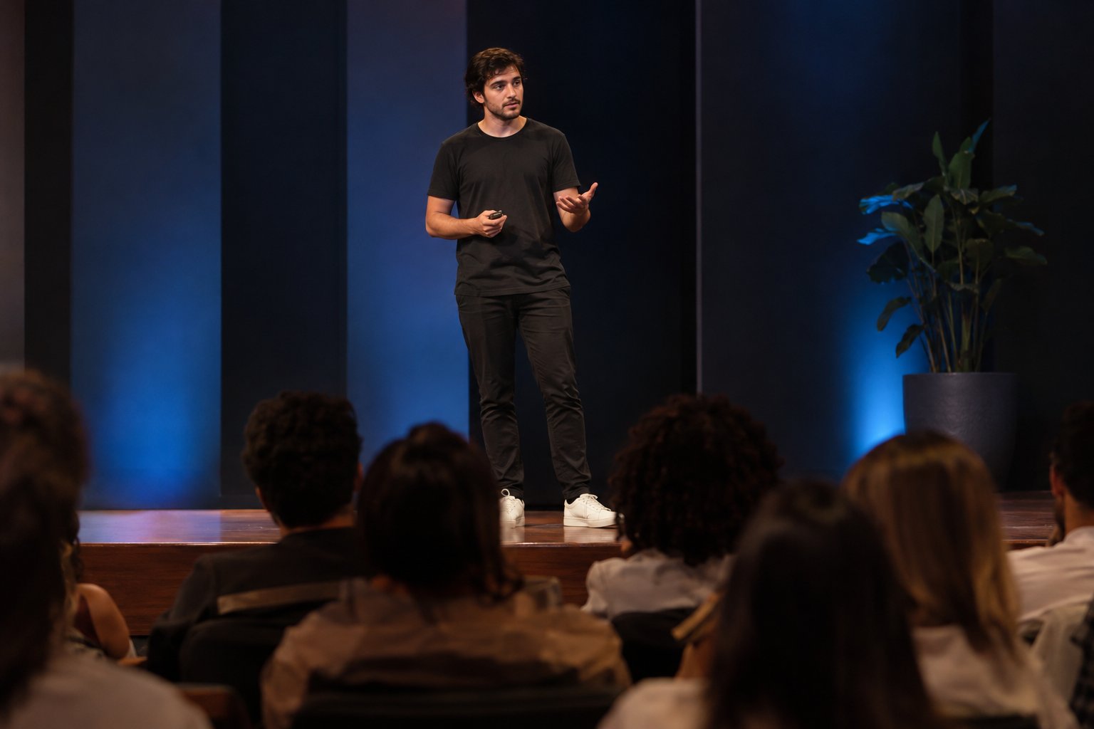 Fundadores de startups analisam documentos e comparam propostas de aceleração em uma reunião.